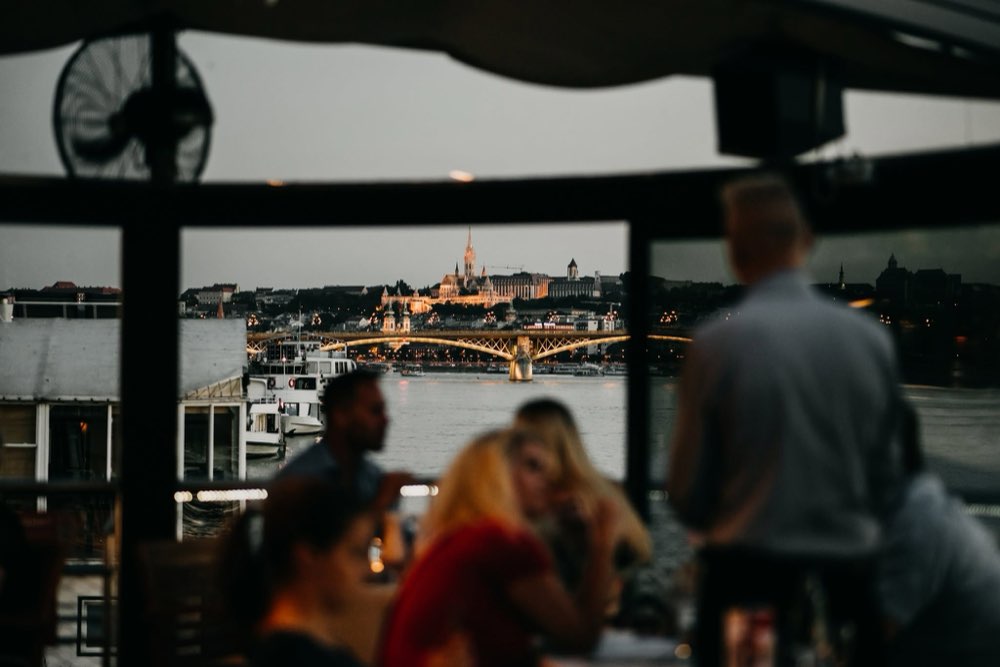 Kilátás a fedélzetről a Margit hídra és a Budai Várra alkonyatkor